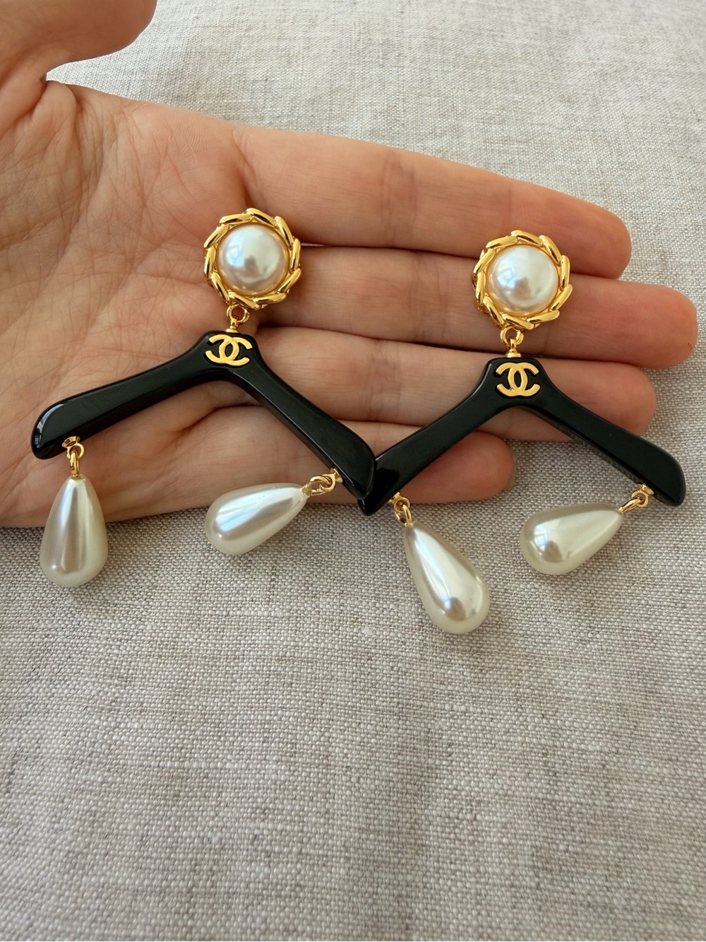 🖤Vintage CHANEL Black and White Pearl Drop Earrings✨ - Picture 7 of 11